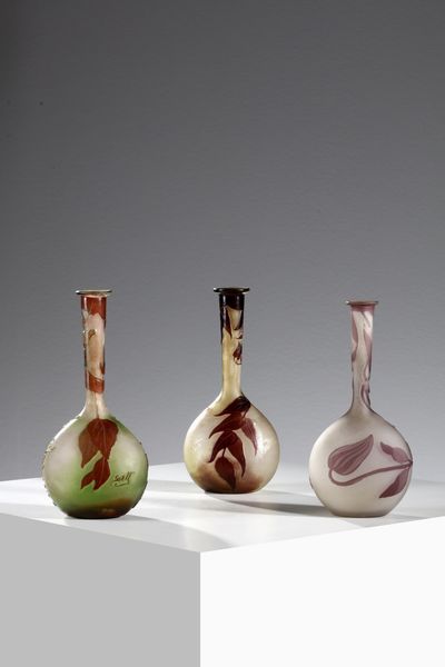 GALL� : Gruppo di tre vasetti soliflore con base a bulbo in vetro doppio, decoro floreale inciso finemente ad acido  - Asta Asta 376 | VETRI DI MURANO E DEL XX SECOLO E CERAMICHE - VETRI DI MURANO E FRANCESI, CERAMICHE Virtuale - Associazione Nazionale - Case d'Asta italiane