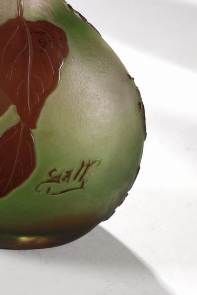 GALL� : Gruppo di tre vasetti soliflore con base a bulbo in vetro doppio, decoro floreale inciso finemente ad acido  - Asta Asta 376 | VETRI DI MURANO E DEL XX SECOLO E CERAMICHE - VETRI DI MURANO E FRANCESI, CERAMICHE Virtuale - Associazione Nazionale - Case d'Asta italiane