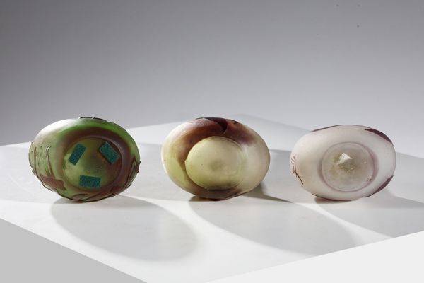 GALL� : Gruppo di tre vasetti soliflore con base a bulbo in vetro doppio, decoro floreale inciso finemente ad acido  - Asta Asta 376 | VETRI DI MURANO E DEL XX SECOLO E CERAMICHE - VETRI DI MURANO E FRANCESI, CERAMICHE Virtuale - Associazione Nazionale - Case d'Asta italiane