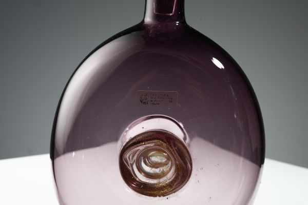 ALBARELLI MURANO : Bottiglia in vetro ametista  - Asta Asta 376 | VETRI DI MURANO E DEL XX SECOLO E CERAMICHE - VETRI DI MURANO E FRANCESI, CERAMICHE Virtuale - Associazione Nazionale - Case d'Asta italiane