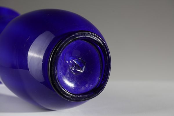 BAROVIER SEGUSO FERRO : Vaso in vetro incamiciato blu base e morise in vetro  nero  - Asta Asta 376 | VETRI DI MURANO E DEL XX SECOLO E CERAMICHE - VETRI DI MURANO E FRANCESI, CERAMICHE Virtuale - Associazione Nazionale - Case d'Asta italiane