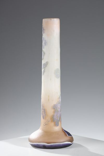 GALL� : Vaso cilindrico con base a bulbo in vetro doppio, decoro di foglie e fiori nei toni del verde e del lilla, finemente inciso ad acido su fondo rosato  - Asta Asta 376 | VETRI DI MURANO E DEL XX SECOLO E CERAMICHE - VETRI DI MURANO E FRANCESI, CERAMICHE Virtuale - Associazione Nazionale - Case d'Asta italiane