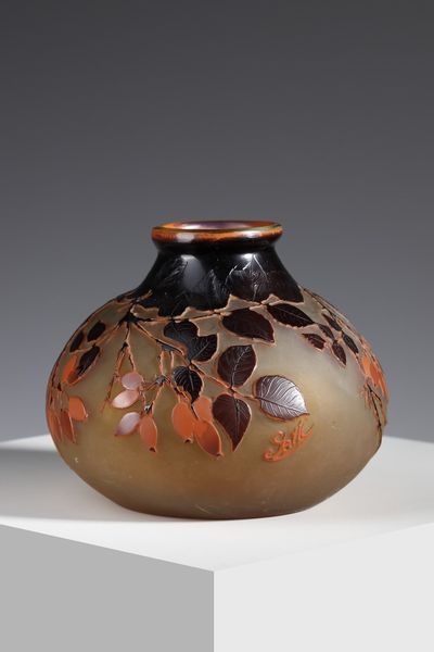 GALL� : Vasetto in vetro doppio decoro vegetale nei toni del marrone e arancio finemente inciso ad acido su fondo verdino  - Asta Asta 376 | VETRI DI MURANO E DEL XX SECOLO E CERAMICHE - VETRI DI MURANO E FRANCESI, CERAMICHE Virtuale - Associazione Nazionale - Case d'Asta italiane