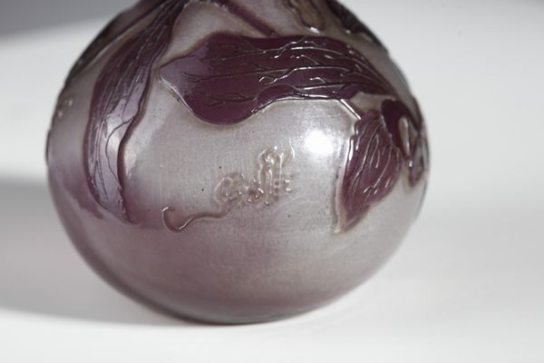 GALL� : Vaso soliflore a bulbo in vetro doppio, con decoro vegetale nei toni del viola, finemente inciso ad acido su fondo rosato  - Asta Asta 376 | VETRI DI MURANO E DEL XX SECOLO E CERAMICHE - VETRI DI MURANO E FRANCESI, CERAMICHE Virtuale - Associazione Nazionale - Case d'Asta italiane