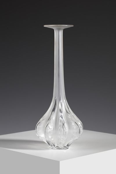 LALIQUE : Vaso della seria Marie Claude in cristallo soffiato a stampo con decoro floreale stilizzato, base a bulbo con collo alto  - Asta Asta 376 | VETRI DI MURANO E DEL XX SECOLO E CERAMICHE - VETRI DI MURANO E FRANCESI, CERAMICHE Virtuale - Associazione Nazionale - Case d'Asta italiane