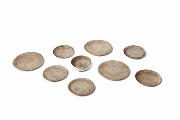 PIANEZZOLA POMPEO (1925 - 2012) : Ciotolina , tre piatti e cinque piattini  - Asta Asta 376 | VETRI DI MURANO E DEL XX SECOLO E CERAMICHE - VETRI DI MURANO E FRANCESI, CERAMICHE Virtuale - Associazione Nazionale - Case d'Asta italiane