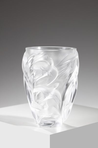 LALIQUE : Vaso della serie Martinets in vetro bianco opalescente, con decoro di rondini  - Asta Asta 376 | VETRI DI MURANO E DEL XX SECOLO E CERAMICHE - VETRI DI MURANO E FRANCESI, CERAMICHE Virtuale - Associazione Nazionale - Case d'Asta italiane