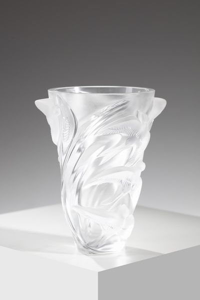 LALIQUE : Vaso della serie Martinets in vetro bianco opalescente, con decoro di rondini  - Asta Asta 376 | VETRI DI MURANO E DEL XX SECOLO E CERAMICHE - VETRI DI MURANO E FRANCESI, CERAMICHE Virtuale - Associazione Nazionale - Case d'Asta italiane