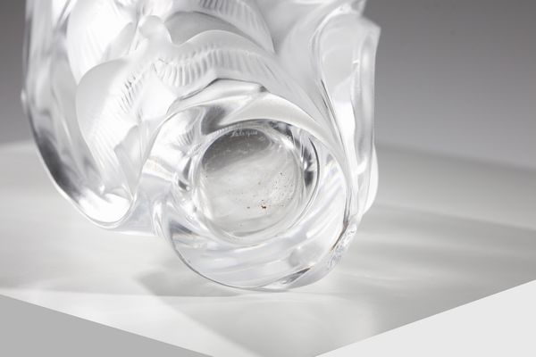 LALIQUE : Vaso della serie Martinets in vetro bianco opalescente, con decoro di rondini  - Asta Asta 376 | VETRI DI MURANO E DEL XX SECOLO E CERAMICHE - VETRI DI MURANO E FRANCESI, CERAMICHE Virtuale - Associazione Nazionale - Case d'Asta italiane