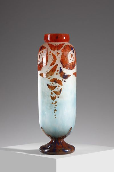 SCHNEIDER : Vaso della serie Papillons in vetro doppio, nei toni del bianco e turchese, fusioni di smalto rosso-arancio. Decoro con farfalle incise  - Asta Asta 376 | VETRI DI MURANO E DEL XX SECOLO E CERAMICHE - VETRI DI MURANO E FRANCESI, CERAMICHE Virtuale - Associazione Nazionale - Case d'Asta italiane