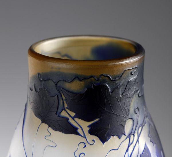 MANIFATTURA FRANCESE : Vaso in vetro doppio, con decori vegetali, nei toni del blu su fondo bianco  - Asta Asta 376 | VETRI DI MURANO E DEL XX SECOLO E CERAMICHE - VETRI DI MURANO E FRANCESI, CERAMICHE Virtuale - Associazione Nazionale - Case d'Asta italiane