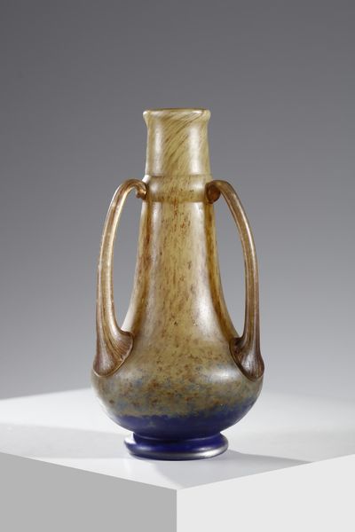 DAUM : Vaso triansato in vetro marmorizzato nei toni del giallo, marrone e blu  - Asta Asta 376 | VETRI DI MURANO E DEL XX SECOLO E CERAMICHE - VETRI DI MURANO E FRANCESI, CERAMICHE Virtuale - Associazione Nazionale - Case d'Asta italiane