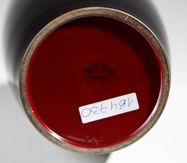ROYAL DOULTON : Vaso flamb� in terracotta modellata a colaggio smaltata in rosso cupo con decoro in nero di paesaggio  - Asta Asta 376 | VETRI DI MURANO E DEL XX SECOLO E CERAMICHE - VETRI DI MURANO E FRANCESI, CERAMICHE Virtuale - Associazione Nazionale - Case d'Asta italiane