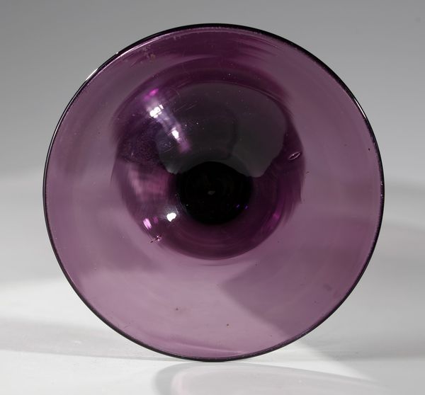 MANIFATTURA ITALIANA : Vaso in vetro ametista  - Asta Asta 376 | VETRI DI MURANO E DEL XX SECOLO E CERAMICHE - VETRI DI MURANO E FRANCESI, CERAMICHE Virtuale - Associazione Nazionale - Case d'Asta italiane