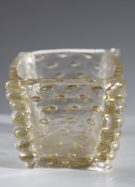 BAROVIER & TOSO : Centrotavola in vetro trasparente decorato a bolle regolari e foglia oro,  morise applicate agli angoli  - Asta Asta 376 | VETRI DI MURANO E DEL XX SECOLO E CERAMICHE - VETRI DI MURANO E FRANCESI, CERAMICHE Virtuale - Associazione Nazionale - Case d'Asta italiane