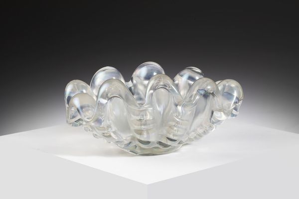 BAROVIER ERCOLE (1889 - 1974) : Centrotavola in vetro trasparente a grosse costolature. Superficie iridata  - Asta Asta 376 | VETRI DI MURANO E DEL XX SECOLO E CERAMICHE - VETRI DI MURANO E FRANCESI, CERAMICHE Virtuale - Associazione Nazionale - Case d'Asta italiane