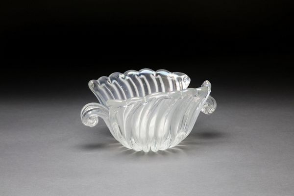 BAROVIER ERCOLE (1889 - 1974) : Centrotavola in vetro trasparente lavorato a grosse costolature. Superficie iridata  - Asta Asta 376 | VETRI DI MURANO E DEL XX SECOLO E CERAMICHE - VETRI DI MURANO E FRANCESI, CERAMICHE Virtuale - Associazione Nazionale - Case d'Asta italiane