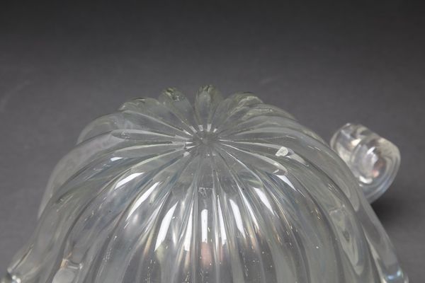 BAROVIER ERCOLE (1889 - 1974) : Centrotavola in vetro trasparente lavorato a grosse costolature. Superficie iridata  - Asta Asta 376 | VETRI DI MURANO E DEL XX SECOLO E CERAMICHE - VETRI DI MURANO E FRANCESI, CERAMICHE Virtuale - Associazione Nazionale - Case d'Asta italiane