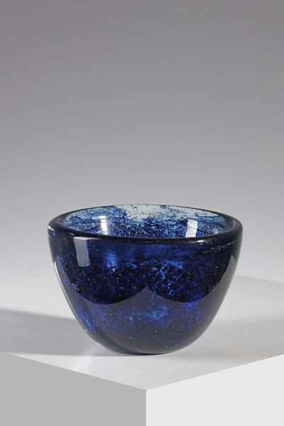 BAROVIER ERCOLE (1889 - 1974) : Centrotavola in vetro con inclusioni blu della serie zaffiro  - Asta Asta 376 | VETRI DI MURANO E DEL XX SECOLO E CERAMICHE - VETRI DI MURANO E FRANCESI, CERAMICHE Virtuale - Associazione Nazionale - Case d'Asta italiane