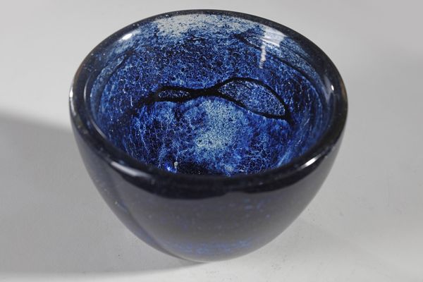 BAROVIER ERCOLE (1889 - 1974) : Centrotavola in vetro con inclusioni blu della serie zaffiro  - Asta Asta 376 | VETRI DI MURANO E DEL XX SECOLO E CERAMICHE - VETRI DI MURANO E FRANCESI, CERAMICHE Virtuale - Associazione Nazionale - Case d'Asta italiane