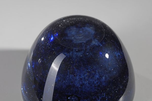 BAROVIER ERCOLE (1889 - 1974) : Centrotavola in vetro con inclusioni blu della serie zaffiro  - Asta Asta 376 | VETRI DI MURANO E DEL XX SECOLO E CERAMICHE - VETRI DI MURANO E FRANCESI, CERAMICHE Virtuale - Associazione Nazionale - Case d'Asta italiane