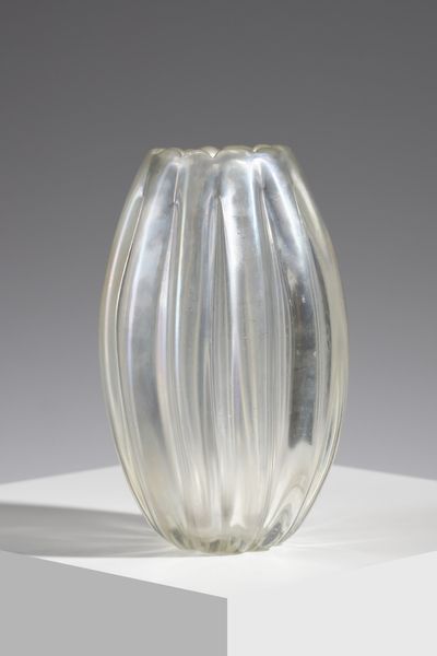 BAROVIER ERCOLE (1889 - 1974) : attribuito. Vaso trasparente costolato, superficie iridata  - Asta Asta 376 | VETRI DI MURANO E DEL XX SECOLO E CERAMICHE - VETRI DI MURANO E FRANCESI, CERAMICHE Virtuale - Associazione Nazionale - Case d'Asta italiane