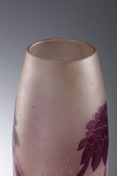 LEGRAS : Vaso in vetro doppio nei toni del rosa con decoro di fiori viola  - Asta Asta 376 | VETRI DI MURANO E DEL XX SECOLO E CERAMICHE - VETRI DI MURANO E FRANCESI, CERAMICHE Virtuale - Associazione Nazionale - Case d'Asta italiane