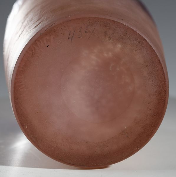 LEGRAS : Vaso in vetro doppio nei toni del rosa con decoro di fiori viola  - Asta Asta 376 | VETRI DI MURANO E DEL XX SECOLO E CERAMICHE - VETRI DI MURANO E FRANCESI, CERAMICHE Virtuale - Associazione Nazionale - Case d'Asta italiane