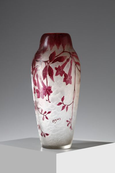 LEGRAS : Vaso della serie Ruby in vetro smaltato, decori vegetali violi su fondo bianco  - Asta Asta 376 | VETRI DI MURANO E DEL XX SECOLO E CERAMICHE - VETRI DI MURANO E FRANCESI, CERAMICHE Virtuale - Associazione Nazionale - Case d'Asta italiane