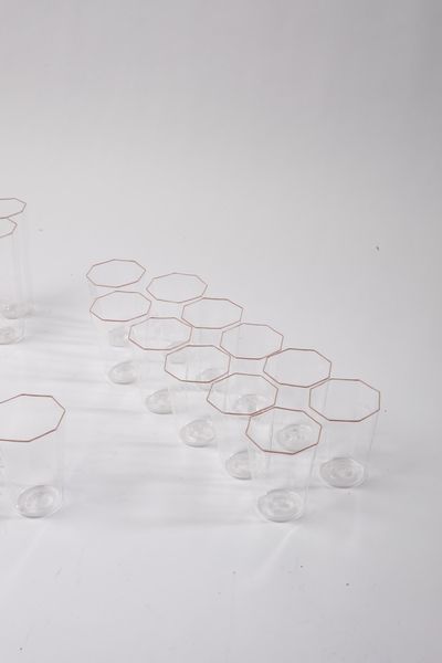 VENINI : attribuito.Trentatre bicchieri in vetro trasparente a sezione ottagonale. Bocca rifinita da filamento rosso  - Asta Asta 376 | VETRI DI MURANO E DEL XX SECOLO E CERAMICHE - VETRI DI MURANO E FRANCESI, CERAMICHE Virtuale - Associazione Nazionale - Case d'Asta italiane