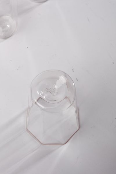 VENINI : attribuito.Trentatre bicchieri in vetro trasparente a sezione ottagonale. Bocca rifinita da filamento rosso  - Asta Asta 376 | VETRI DI MURANO E DEL XX SECOLO E CERAMICHE - VETRI DI MURANO E FRANCESI, CERAMICHE Virtuale - Associazione Nazionale - Case d'Asta italiane