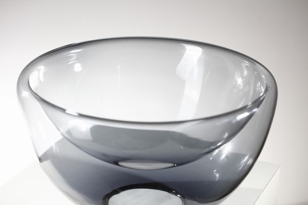 VISTOSI GINO (1925 - 1980) : Vaso/coppa della serie Bola in vetro trasparente azzurrino per  Vetreria Vistosi  - Asta Asta 376 | VETRI DI MURANO E DEL XX SECOLO E CERAMICHE - VETRI DI MURANO E FRANCESI, CERAMICHE Virtuale - Associazione Nazionale - Case d'Asta italiane