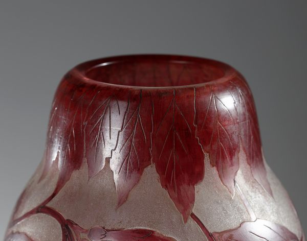 LEGRAS : Vaso della serie Ruby in vetro smaltato, decori vegetali violi su fondo bianco  - Asta Asta 376 | VETRI DI MURANO E DEL XX SECOLO E CERAMICHE - VETRI DI MURANO E FRANCESI, CERAMICHE Virtuale - Associazione Nazionale - Case d'Asta italiane