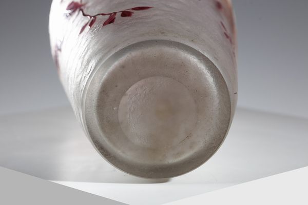 LEGRAS : Vaso della serie Ruby in vetro smaltato, decori vegetali violi su fondo bianco  - Asta Asta 376 | VETRI DI MURANO E DEL XX SECOLO E CERAMICHE - VETRI DI MURANO E FRANCESI, CERAMICHE Virtuale - Associazione Nazionale - Case d'Asta italiane
