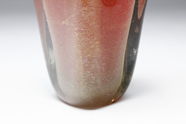 POLI FLAVIO (1900 - 1984) : Vaso rastremato a sezione quadrata sommerso in color rosso e foglia oro per Seguso vetri d�arte  - Asta Asta 376 | VETRI DI MURANO E DEL XX SECOLO E CERAMICHE - VETRI DI MURANO E FRANCESI, CERAMICHE Virtuale - Associazione Nazionale - Case d'Asta italiane