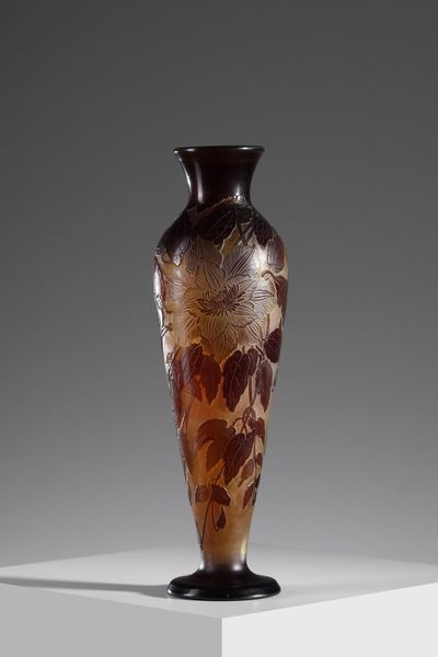 GALL� : Vaso in vetro doppio con decorazione di fogliame e clematidi in fiore nei toni del rosso finemente inciso ad acido su fondo arancione  - Asta Asta 376 | VETRI DI MURANO E DEL XX SECOLO E CERAMICHE - VETRI DI MURANO E FRANCESI, CERAMICHE Virtuale - Associazione Nazionale - Case d'Asta italiane