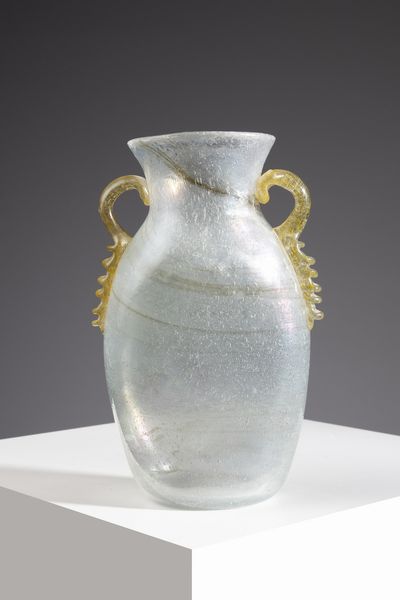 MANIFATTURA MURANESE : Anfora biansata in vetro pulegoso trasparente e manici in vetro pulegoso pagliesco  - Asta Asta 376 | VETRI DI MURANO E DEL XX SECOLO E CERAMICHE - VETRI DI MURANO E FRANCESI, CERAMICHE Virtuale - Associazione Nazionale - Case d'Asta italiane