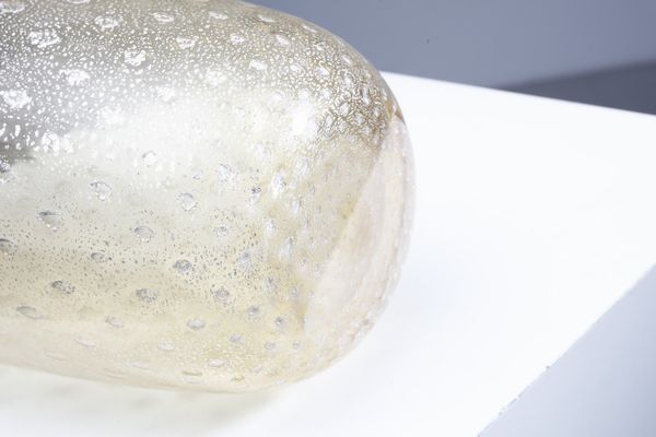 MANIFATTURA MURANESE : Vaso color paglierino decorato con bolle regolari e oro  - Asta Asta 376 | VETRI DI MURANO E DEL XX SECOLO E CERAMICHE - VETRI DI MURANO E FRANCESI, CERAMICHE Virtuale - Associazione Nazionale - Case d'Asta italiane