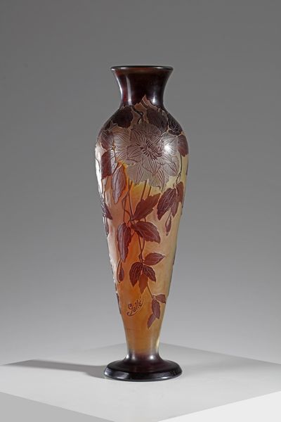 GALL� : Vaso in vetro doppio con decorazione di fogliame e clematidi in fiore nei toni del rosso finemente inciso ad acido su fondo arancione  - Asta Asta 376 | VETRI DI MURANO E DEL XX SECOLO E CERAMICHE - VETRI DI MURANO E FRANCESI, CERAMICHE Virtuale - Associazione Nazionale - Case d'Asta italiane