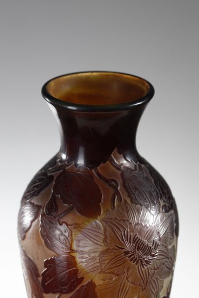 GALL� : Vaso in vetro doppio con decorazione di fogliame e clematidi in fiore nei toni del rosso finemente inciso ad acido su fondo arancione  - Asta Asta 376 | VETRI DI MURANO E DEL XX SECOLO E CERAMICHE - VETRI DI MURANO E FRANCESI, CERAMICHE Virtuale - Associazione Nazionale - Case d'Asta italiane