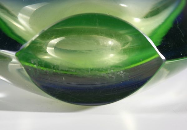 MANIFATTURA MURANESE : Vaso in vetro sommerso  blu e giallo a sezione schiacciata  - Asta Asta 376 | VETRI DI MURANO E DEL XX SECOLO E CERAMICHE - VETRI DI MURANO E FRANCESI, CERAMICHE Virtuale - Associazione Nazionale - Case d'Asta italiane