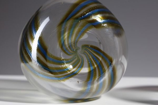 MANIFATTURA MURANESE : Coppia di vasi decorati a canne colorate. Superficie iridata  - Asta Asta 376 | VETRI DI MURANO E DEL XX SECOLO E CERAMICHE - VETRI DI MURANO E FRANCESI, CERAMICHE Virtuale - Associazione Nazionale - Case d'Asta italiane