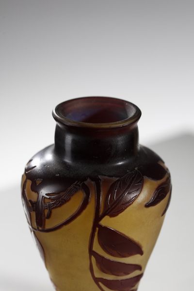 GALL� : Coppia di vasi in vetro doppio con decoro vegetale nei toni del bruno, finemente inciso ad acido su fondo verde  - Asta Asta 376 | VETRI DI MURANO E DEL XX SECOLO E CERAMICHE - VETRI DI MURANO E FRANCESI, CERAMICHE Virtuale - Associazione Nazionale - Case d'Asta italiane