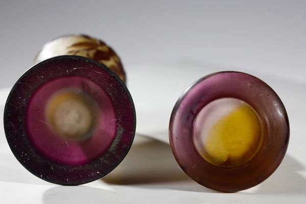 GALL� : Coppia di vasi in vetro doppio con decoro vegetale nei toni del bruno, finemente inciso ad acido su fondo verde  - Asta Asta 376 | VETRI DI MURANO E DEL XX SECOLO E CERAMICHE - VETRI DI MURANO E FRANCESI, CERAMICHE Virtuale - Associazione Nazionale - Case d'Asta italiane