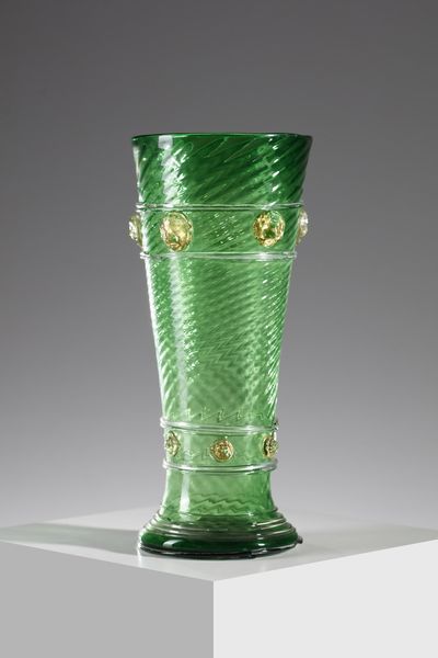 MANIFATTURA MURANESE : Vaso in vetro verde a rigadin decorato con applicazioni  - Asta Asta 376 | VETRI DI MURANO E DEL XX SECOLO E CERAMICHE - VETRI DI MURANO E FRANCESI, CERAMICHE Virtuale - Associazione Nazionale - Case d'Asta italiane