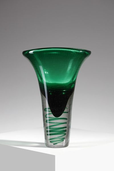 MANIFATTURA MURANESE : Vaso in vetro sommerso verde decorato con filamento interno  - Asta Asta 376 | VETRI DI MURANO E DEL XX SECOLO E CERAMICHE - VETRI DI MURANO E FRANCESI, CERAMICHE Virtuale - Associazione Nazionale - Case d'Asta italiane