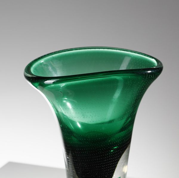 MANIFATTURA MURANESE : Vaso in vetro sommerso verde decorato con filamento interno  - Asta Asta 376 | VETRI DI MURANO E DEL XX SECOLO E CERAMICHE - VETRI DI MURANO E FRANCESI, CERAMICHE Virtuale - Associazione Nazionale - Case d'Asta italiane