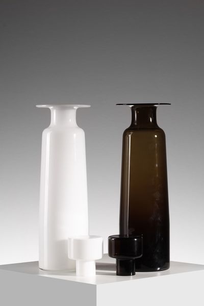 MANIFATTURA MURANESE : Coppia di vasi in vetro lattimo bianco e nero  - Asta Asta 376 | VETRI DI MURANO E DEL XX SECOLO E CERAMICHE - VETRI DI MURANO E FRANCESI, CERAMICHE Virtuale - Associazione Nazionale - Case d'Asta italiane
