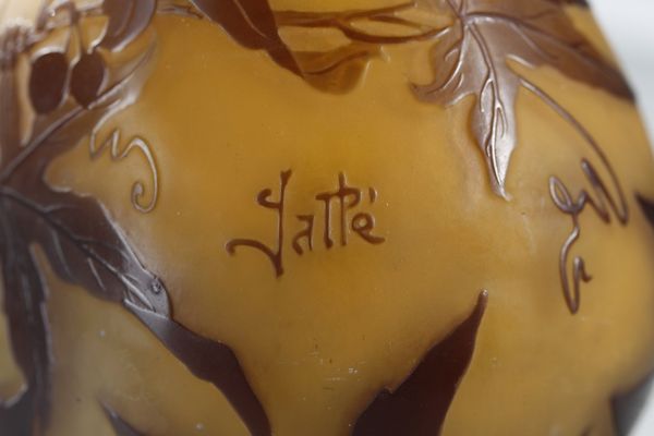 GALL� : Vaso in vetro doppio, con decoro di foglie nei toni del bruno, finemente inciso ad acido su fondo bruno terra di Siena  - Asta Asta 376 | VETRI DI MURANO E DEL XX SECOLO E CERAMICHE - VETRI DI MURANO E FRANCESI, CERAMICHE Virtuale - Associazione Nazionale - Case d'Asta italiane