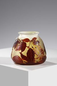 GALL - Piccolo vaso in vetro doppio, con decoro di foglie nei toni del bruno, finemente inciso ad acido su fondo verde